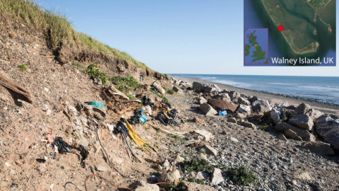 La erosión de los vertederos de residuos, como el de Walney Island, Reino Unido, desentierra continuamente la basura plástica enterrada en el océano. Estos vertederos existen en todo el mundo y son una de las muchas fuentes de contaminación de plásti