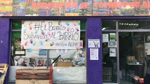 Entrada al local que guarda los alimentos que serán repartidos entre los vecinos de Aluche. MARIO ESCRIBANO.