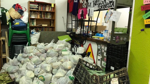 Paquetes de comida hechos por la Asociación de vecinos. MARIO ESCRIBANO.