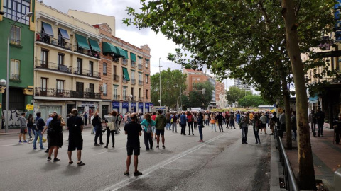 Concentración este domingo en los alrededores de la plaza de Legazpi para protestar contra las restricciones de movilidad decretadas por el Gobierno de Isabel Díaz Ayuso a partir del próximo lunes para frenar la pandemia en Madrid/ EFE