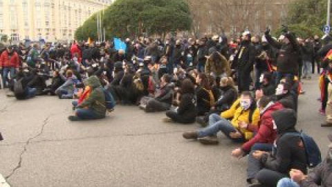 Manifestantes de Jusapol cortan el Paseo del Prado