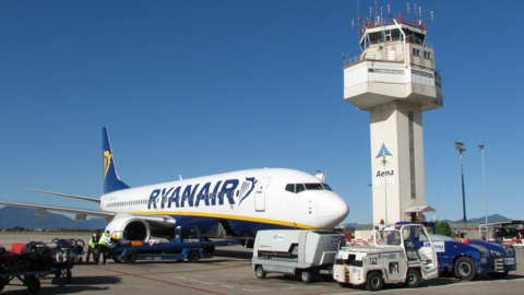 Un avión de Ryanair en el aeropuerto de Girona.