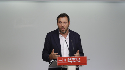 El nuevo portavoz de la ejecutiva del PSOE, Óscar Puente, durante la rueda de prensa posterior a la primera reunión de la Ejecutiva surgida del 39 Congreso Federal. EFE/Emilio Naranjo