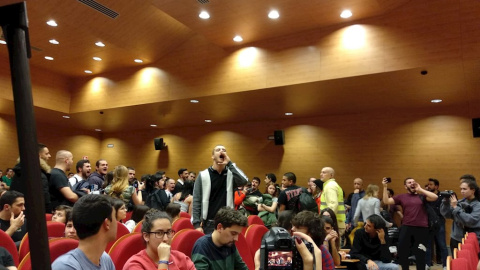 Momento en el que un grupo de estudiantes interrumpe el acto de Pablo Iglesias en la Universidad Complutense./ Europa Press