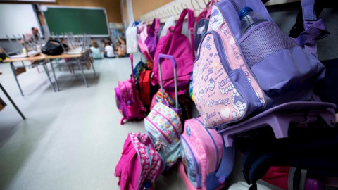 Mochilas amontonadas en una clase de un colegio. EFE