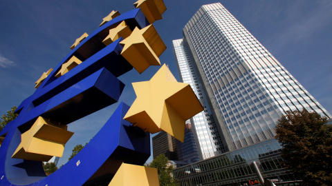 Un logo enorme del 'euro' a las puertas del Banco Central Europeo en Frankfurt.REUTERS