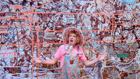 El artista plástico Grayson Perry presenta su último hallazgo creativo en la galería Victoria Miro de Londres.- REUTERS