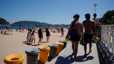 Gente en la playa de Ondarreta, en San Sebastian. REUTERS/Vincent West