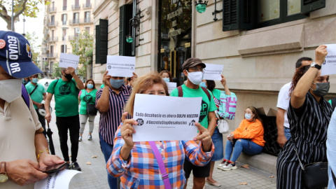 Concentració d'activistes de la PAH aquest dilluns a les portes de la delegació del Govern espanyol a Barcelona.