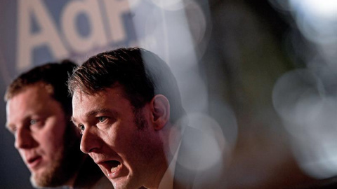 El líder del partido "Aufbruch deutscher Patrioten" AdP (lit. Amanecer de los Patriotas Alemanes), André Poggenburg (d), ofrece una rueda de prensa en Dohma (Alemania) hoy, 17 de enero de 2019. El exlíder regional de la ultraderechista Alternativa para