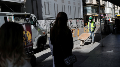 Un trabajador con mascarilla en Madrid. REUTERS/Susana Vera