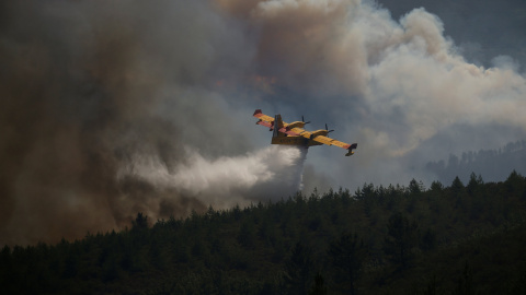 Un avión de bomberos trata de sofocar el incendio en Portugal REUTERS/Rafael Marchante