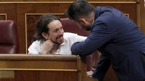 El secretario general de Podemos, Pablo Iglesias (i), conversa con el diputado de ERC Gabriel Rufián durante el pleno del Congreso que se celebra esta tarde. EFE/Chema Moya