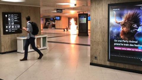 Fuego tras la explosión en la Estación de Bruselas Central. Twitter