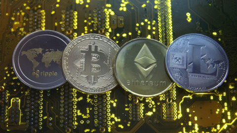 Representación de las principales monedas virtuales (Ripple, Bitcoin, Ethereum y Litecoin), sobre una placa base de PC. REUTERS / Dado Ruvic (Ilustracion)