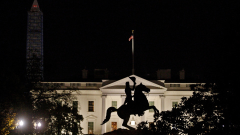 La estatua de Andrew Jackson, situada en el parque de Lafayette, justo delante de la fachada de la Casa Blanca. /REUTERS - Jim Bourg