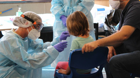 Recogida de pruebas a un menor durante los campamentos de verano. / Hospital Sant Joan de Déu