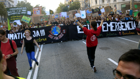 Capçalera de la manifestació convocada per Fridays for Future baixant el passeig de Gràcia de Barcelona el 27 de setembre de 2019. Laura Fíguls | ACN