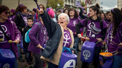 01/03/2020.- Varias mujeres participan en una marcha feminista, previa al 8M, para poner en valor al papel de las mujeres en la reapertura del paritorio de Verín, Orense. / EFE - BRAIS LORENZO