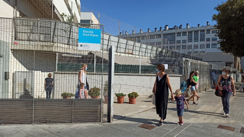 Les famílies porten els infants a l'Escola Fort Pienc de Barcelona el primer dia de curs amb totes les mesures de seguretat sanitària. Maria Rubio