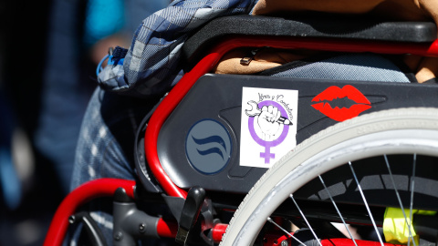 Una mujer en silla de ruedas durante la manifestación feminista en la Puerta del Sol con motivo del 8-M. Óscar J.Barroso/AFP7 / Europa Press