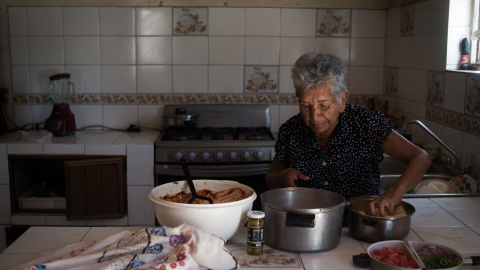 María del Refugio Ruiz Félix, una de las madres rastreadoras, cocina para el recetario. Jorge Alberto Ramos Ruíz fue desaparecido el 24 de octubre de 2013, tenía 36 años y era jornalero. Su hermana, Yesenia Liseth Torres Ramos, lo buscó y localiz