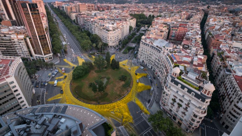 Greenpeace pinta un sol gigante en una plaza de Barcelona por las renovables. GREENPEACE