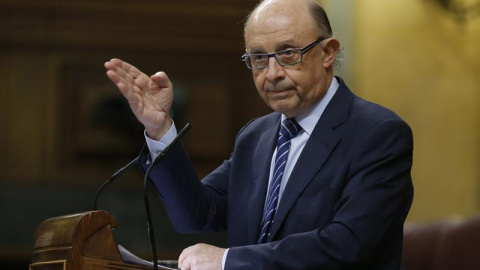 El ministro de Hacienda, Cristóbal Montoro, durante su intervención en el pleno del Congreso de los Diputados. EFE/Kiko Huesca