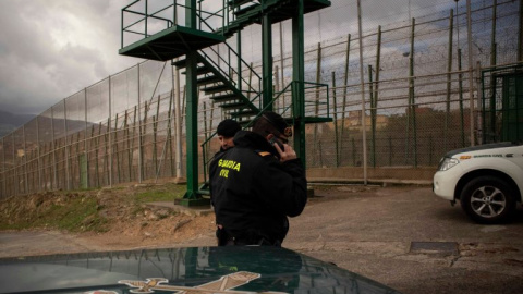 Guàrdies civils patrullen a la tanca frontererea entre Melilla i el Marroc. FOTO: Jairo Vargas