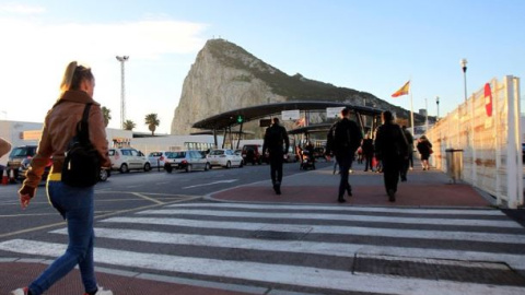 Trabajadores andaluces a punto de cruzar la verja para ir a trabajar en Gibraltar. (Foto: Efe)