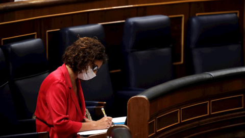 La ministra de Hacienda y portavoz del Gobierno, María Jesús Montero, durante el pleno del Congreso celebrado este jueves. /EFE