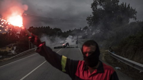 Trabajadores de Alcoa durante un corte de carretera a la altura del termino municipal de Foz, Lugo. MANU BRABO