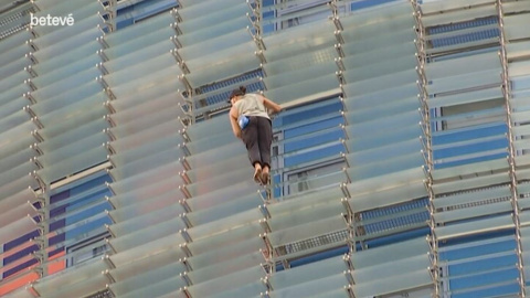 Un hombre escala la Torre Glòries sin cuerdas de seguridad y descalzo. / CAPTURA - BETEVÉ