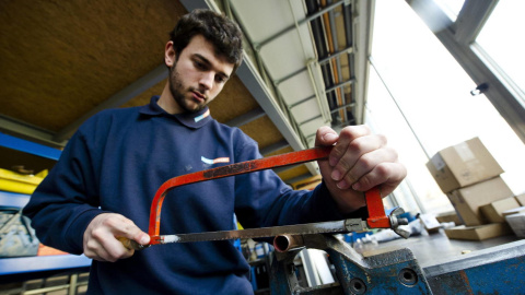 Un joven trabajando en un taller. / EFE