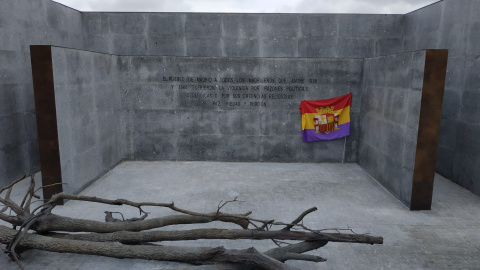 Memorial de La Almudena a las víctimas del franquismo. GUILLERMO MARTÍNEZ.