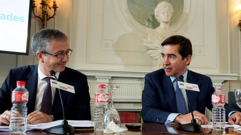 El gobernador del Banco de España, Pablo Hernández de Cos (i), y el presidente del BBVA, Carlos Torres, durante su participación en el curso sobre finanzas sostenibles organizado por la Asociación de Periodistas de Información Económica (APIE) en la