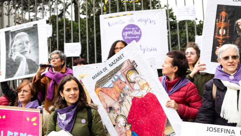 La plataforma Revuelta de Mujeres en la Iglesia se concentra junto a la catedral de la Almudena, en Madrid (España) a 1 de marzo de 2020. EUROPA PRESS.