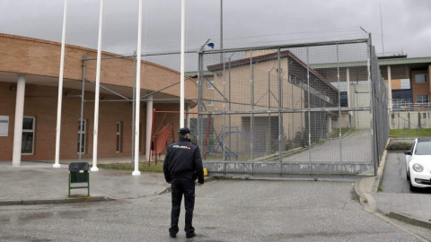 Un agente de policía en las puertas de la cárcel de Segovia. EFE