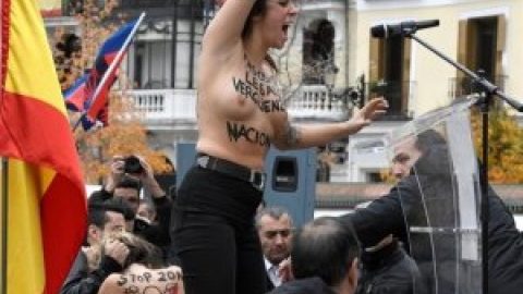 Activistas de Femen irrumpen en una marcha contra la ley de memoria histórica