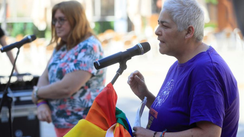 La presidenta de la Federación Estatal de Lesbianas, Gais, Trans y Bisexuales (FELGTB), Uge Sangil durante la rueda de prensa celebrada en la Plaza Pedro Zerolo de Madrid esta sábado para celebra un Orgullo, marcado por la pandemia del Covid-19, y profu