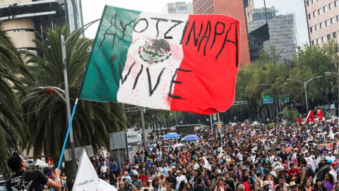 Marcha de personas para conmemorar el quinto año de la desaparición de los 43 estudiantes de la Facultad de Formación de Maestros de Ayotzinapa, en la Ciudad de México. / Reuters