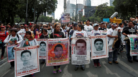 Marcha de personas para conmemorar el quinto año de la desaparición de los 43 estudiantes de la Facultad de Formación de Maestros de Ayotzinapa, en la Ciudad de México. / Reuters