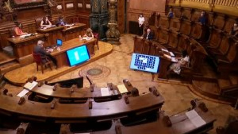 El Ayuntamiento de Barcelona da luz verde a la retirada de la Medalla de Oro al rey emérito