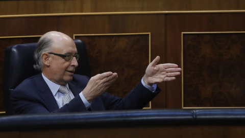 El ministro de Hacienda, Cristóbal Montoro, gesticula desde su escaño durante el debate de la moción de censura de Unidos Podemos contra Mariano Rajoy. EFE/Juan Carlos Hidalgo