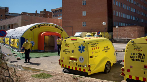 El Sistema de Emergencias Médicas (SEM) de la Generalitat de Cataluña ha instalado este viernes un hospital de campaña, formado por tres módulos independientes , junto al Hospital Universitario Arnau de Vilanova de Lleida, ante los nuevos brotes de co