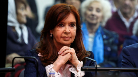 21-05-2019 - Cristina Fernández de Kirchner observa en una sala del tribunal antes del inicio del juicio por corrupción, en Buenos Aires, Argentina, 21 de mayo de 2019 | REUTERS / Agustin Marcarian