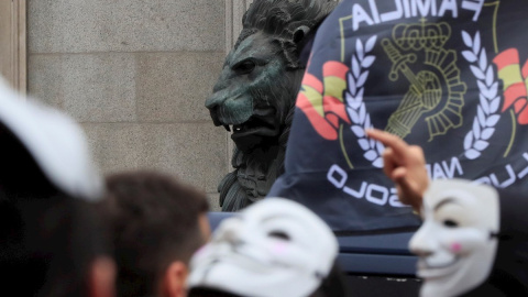 03/03/2020.- Policías y guardias civiles afiliados a JUSAPOL participan en una manifestación que pide la equiparación salarial . / EFE - FERNANDO ALVARADO