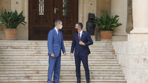 El rey Felipe VI y el presidente del Gobierno, Pedro Sánchez, en el Palacio de Marivent, en Palma, antes del habitual despacho veraniego. E.P.