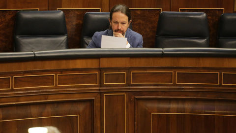 El vicepresidente segundo y líder de Unidas Podemos, Pablo Iglesias, en su escaño durante la primera sesión de control al Gobierno en el Congreso de los Diputados tras el estado de alarma. E.P./Pool