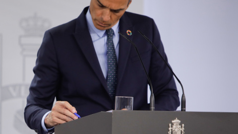 El presidente del Gobierno, Pedro Sánchez, toma nota de las preguntas en una rueda de prensa en el Palacio de la Moncloa. E.P./R.Rubio/POOL